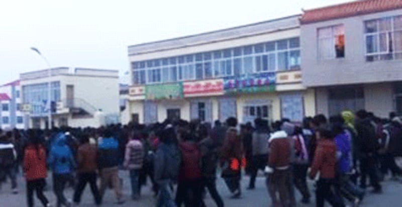 tibet-students-demo-400.gif