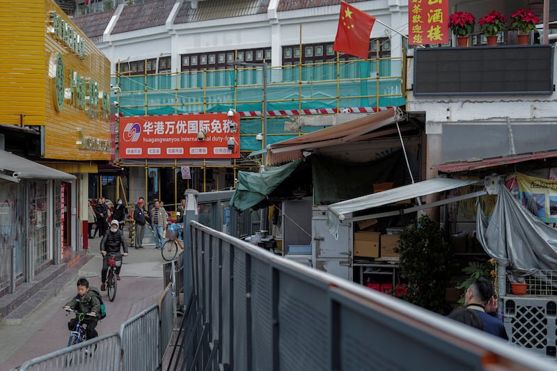 图为深圳香港边境“中英街”；经济不振，节假日，甚至春节都有可能成为敏感日子。