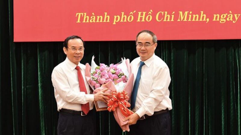 Hình minh hoạ. Ông Nguyễn Thiện Nhân (phải), Ủy viên Bộ Chính trị, Bí thư Thành ủy TPHCM tặng hoa chúc mừng ông Nguyễn Văn Nên hôm 11/10/2020