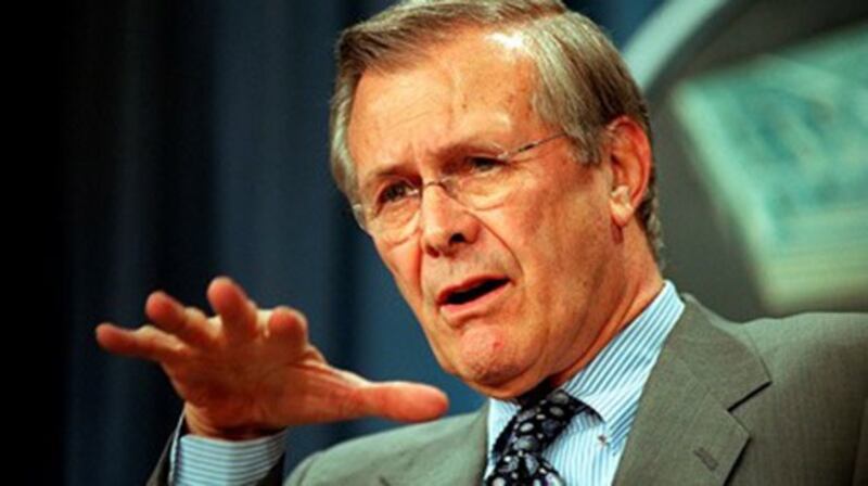 拉姆斯菲尔德（Donald Rumsfeld）2001年出任美国防长前夕，向国会提出美国太空报告。（维基百科）