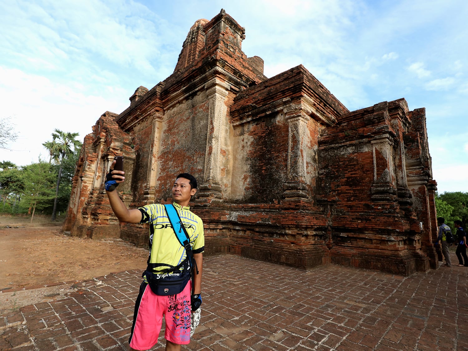 Ein Mann macht am 27. Juli 2019 in Bagan, Myanmar, ein Selfie mit einer alten Pagode, um die Ernennung Bagans zum UNESCO-Weltkulturerbe zu feiern.