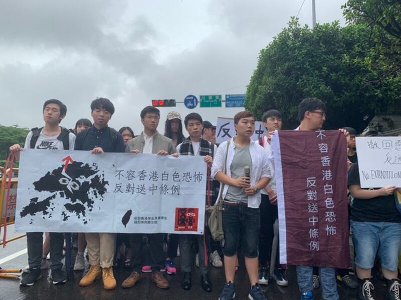 在台港生在总统府前集结，呼吁蔡政府支持香港及在台港人。(记者 黄春梅摄)