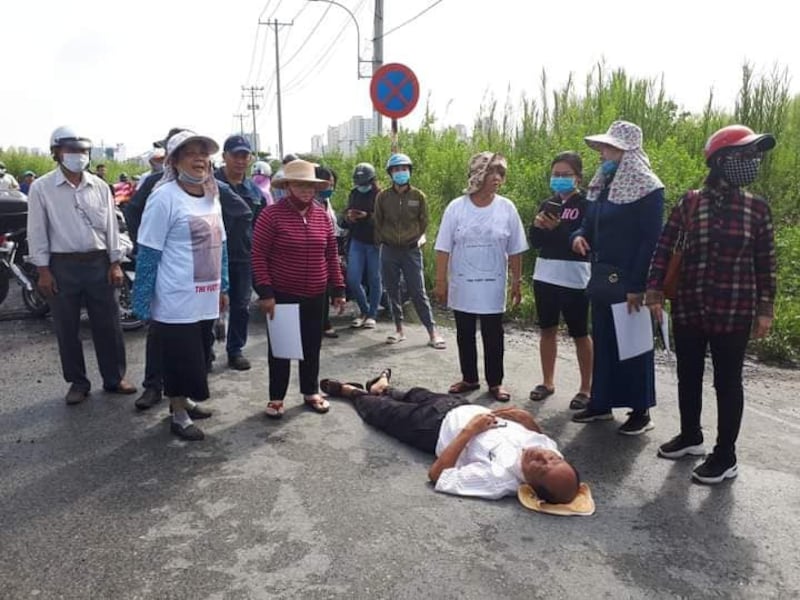 Ông Cao Thăng Ca, một cư dân Thủ Thiêm bị công an xô ngã khi đi vào khu đất cũ đã bị cưỡng chế. Hình chụp sáng ngày 30/9/2020.