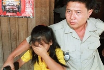 Cảnh sát Cambodia cứu một bé gái Việt Nam 11 tuổi; ra khỏi một nhà chứa mãi dâm ở Phnom Penh. AFP PHOTO