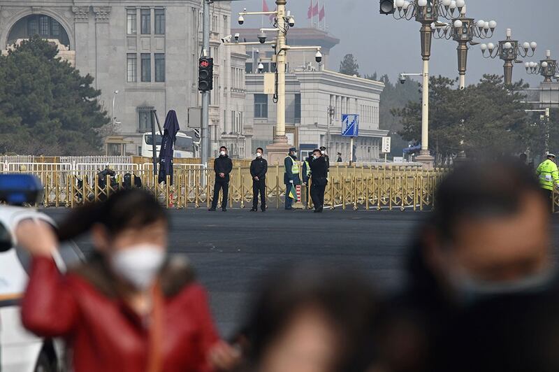 2023年3月5日，北京，人大会期间，警察和保安在天安门广场南端站岗。（法新社）