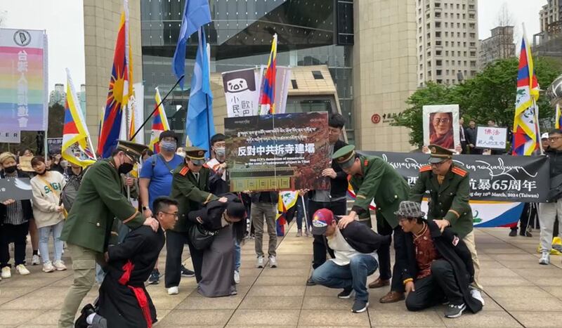 在台藏人控诉中共拆寺建坝，以行动剧重现德格县大批藏民被抓捕。（西藏台湾人权连线提供）