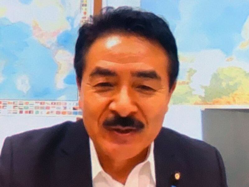 日本自民党外交部会会长、参议员佐藤正久以视讯发表演讲。(记者 黄春梅摄)