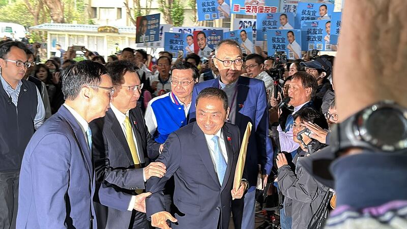 国民党总统候选人侯友宜与副手、中广公司董事长赵少康24日完成登记，成为2024台湾总统大选第三组参选者。（记者夏小华摄）