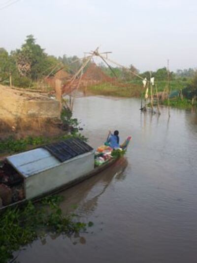 Người Việt buôn bán trên xuồng theo sông thuộc xã Sangkum Meanchey, huyện Borei Cholsar, Takeo ngày 23/3/2014. RFA PHOTO/Quốc Việt.