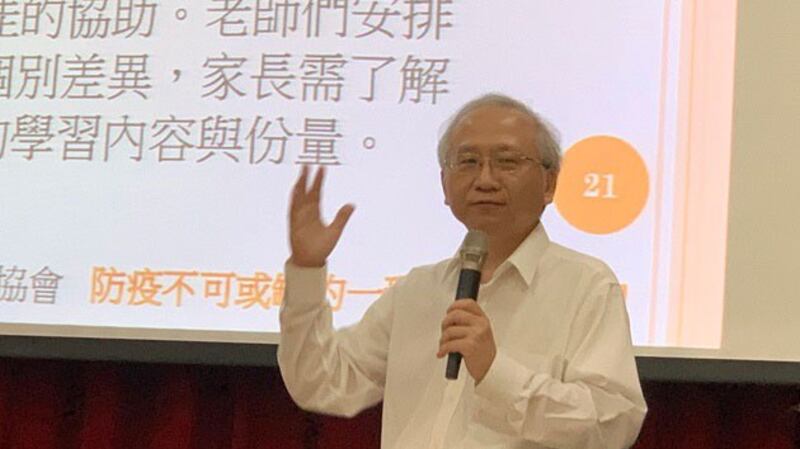 台湾大学精神医学部主治医师丘彦南分析创伤处理。(记者 黄春梅摄)