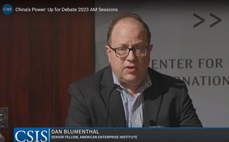 华盛顿智库美国企业研究院资深研究员卜大年（Dan Blumenthal）在研讨会上表示，尽管美国和盟国对中国芯片出口进行管制，重伤中国的半导体产业，但是中国领导人习近平认为西方列强终将式微。（视频截图/CSIS官网）