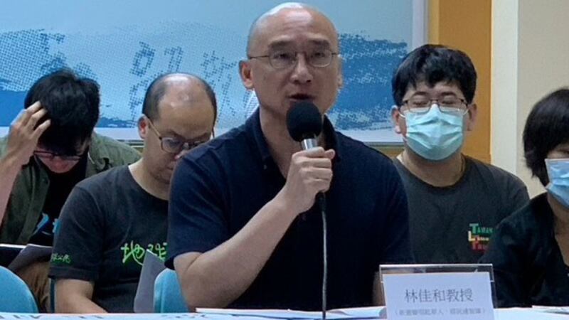 国立政治大学法学院副教授林佳和说明制定新宪需要主客观条件配合。(记者 黄春梅摄)