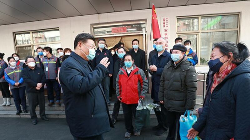 中国领导人习近平2020年2月10日视察北京的一个居民社区（新华社/法新社）