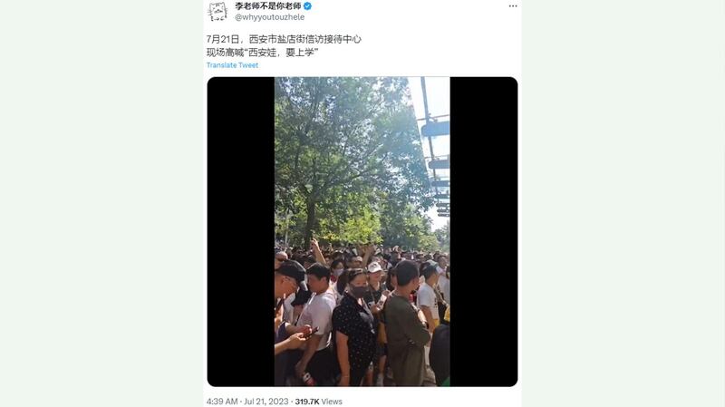 Angry parents outside several government buildings in Xi'an chant "Let Xi'an kids go to school," on July 21, 2023. Credit: Screenshot from Mr Li is not your teacher Twitter