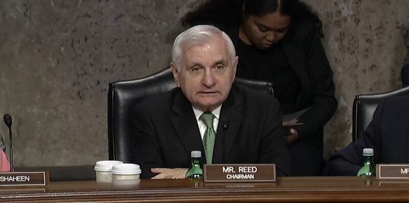 美国联邦参议院军事委员会主席杰克·里德（Sen. Jack Reed）。（听证会视频截图）