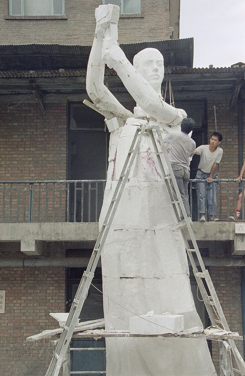 1989年5月29日，中央美院学生在制作民主女神塑像。（美联社）