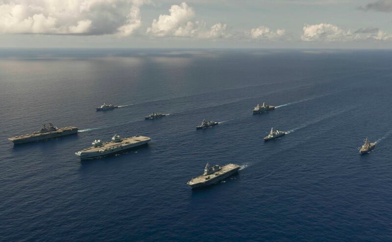 美日英等国军舰舰队24日在冲绳外海进行联合训练。（Commander UK Carrier Strike Group twitter）