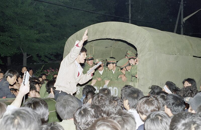 1989年5月20日，北京学生和市民围堵戒严部队。（美联社）