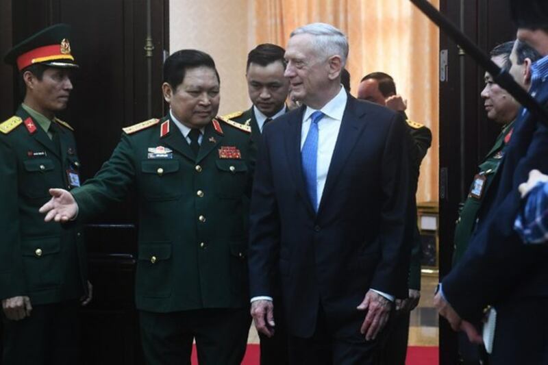 Trong vai trò Bộ trưởng Quốc Phòng Hoa Kỳ, Tướng James Mattis (cà vạt xanh) thực hiện hai chuyến viếng thăm Việt Nam trong năm 2018.