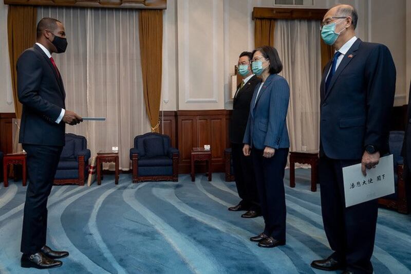 台湾总统蔡英文6日接受海地新任驻台特命全权大使潘恩（Roudy Stanley Penn）呈递到任国书。(台湾总统府提供)