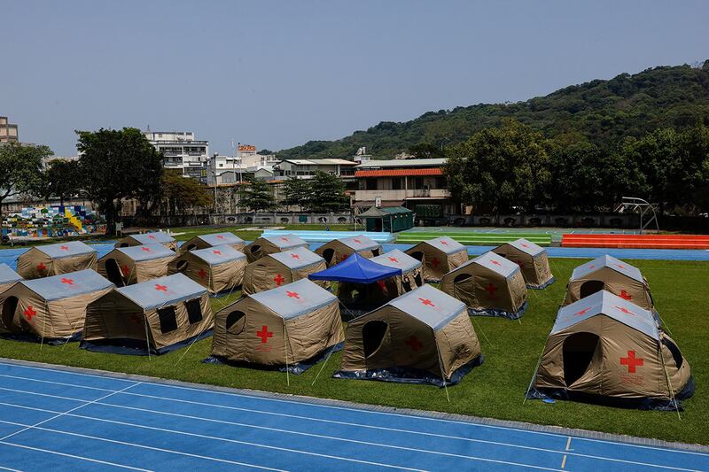 2024年4月4日，台湾花莲地震后临时接待中心搭建的帐篷。（路透社）