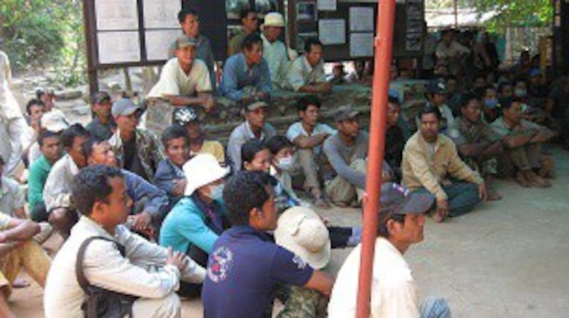 Ta Phrom restoration workers discuss their dispute, Jan. 2013. Credit: RFA.