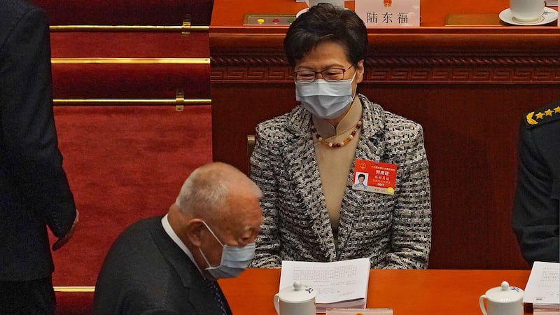 2021年3月5日，香港特别行政区行政长官林郑月娥，前香港行政长官董建华出席中国全国人民代表大会开幕式。 （美联社）