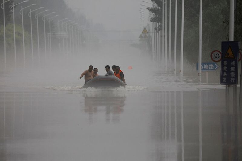 2023年8月3日，河北涿州民众在洪水中乘坐橡皮艇逃生。（路透社）