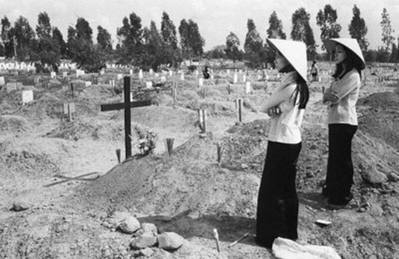 Hai phụ nữ tại nghĩa trang quân đội Biên Hòa hôm 29/4/1975. AFP photo