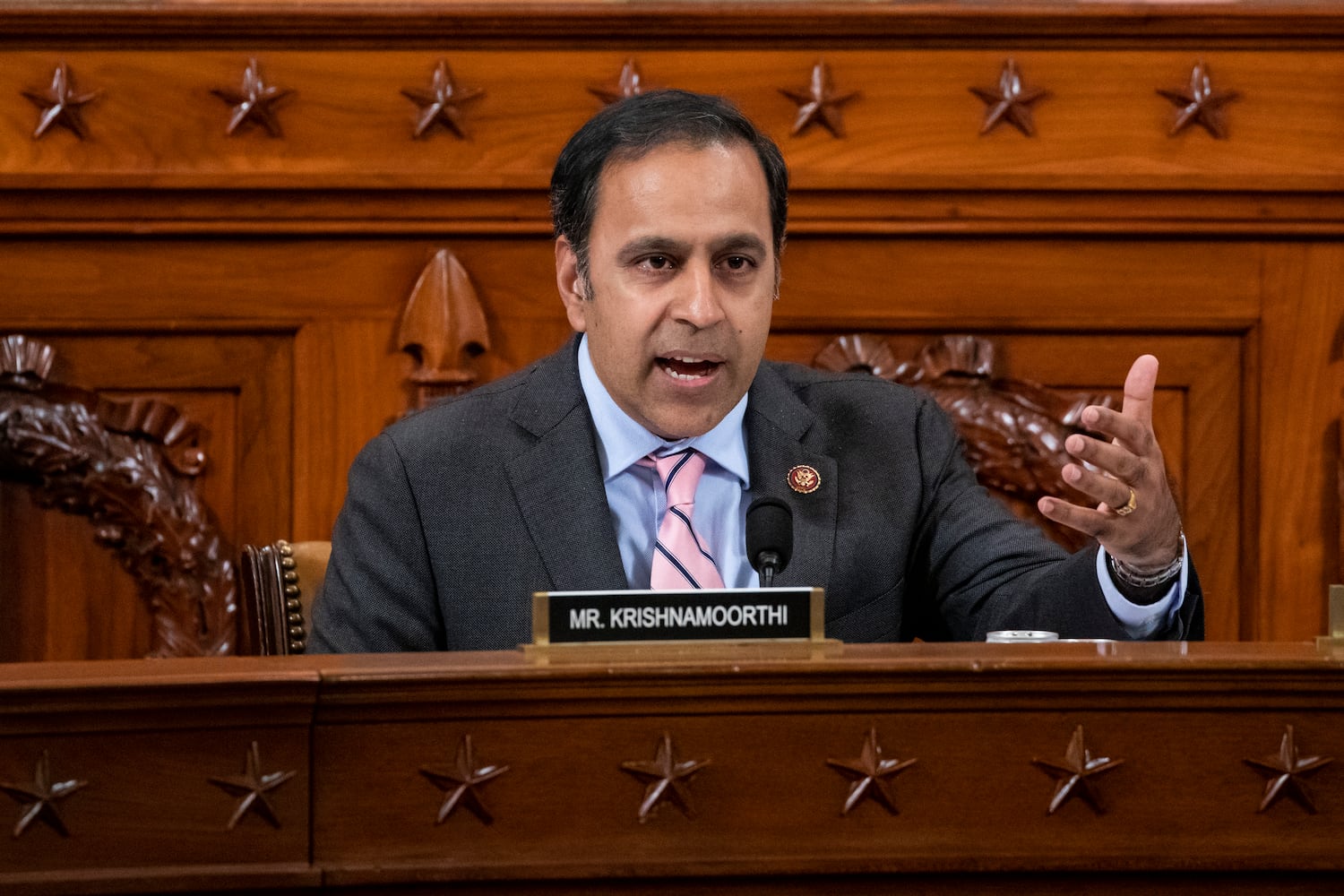 美国众议员克里希纳莫蒂（Raja Krishnamoorthi, ）等人表示，将重新提出去年未能顺利成法的《保护美国产业和劳工免受国际贸易犯罪侵害法》，希望借此授予司法部更大权限及执法资源，打击中国公司的转运、逃避关税和强迫劳动行为。