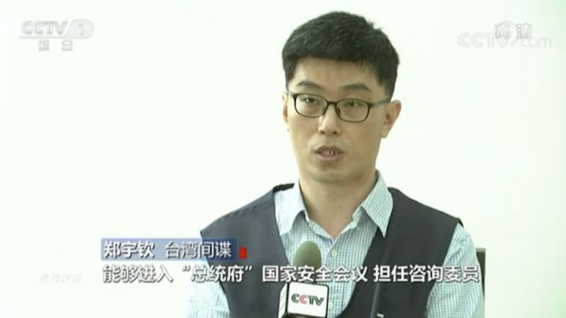 12日晚间央视又播出一名为“郑宇钦”的台湾人在镜头前的自白，表示在捷克为台湾情报单位收集海外国际会议里有关中国的资料。郑宇钦在2019年4月入境中国时被捕。（翻摄央视）