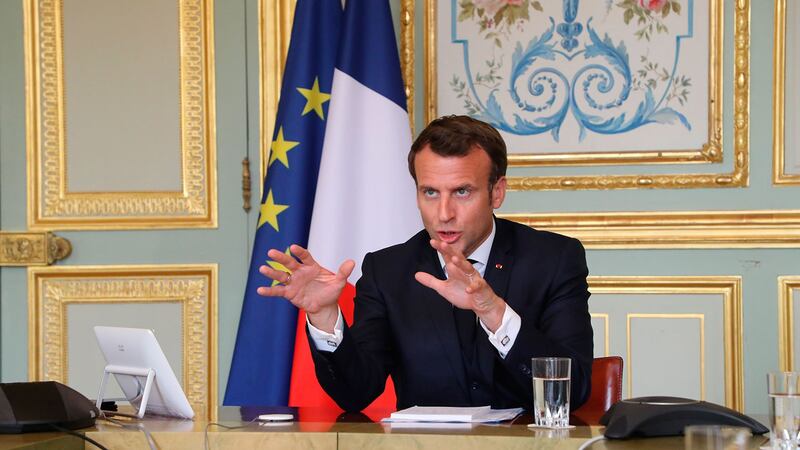 法国总统马克龙（Emmanuel Macron）16日接受英国《金融时报》采访，被问到中国因为采取专制体制有效控制疫情，是否显示西方国家民主体制的弱点时，他表达了对中国处理疫情的怀疑，认为中国处理疫情存在“灰色地带”， 西方国家不要天真地信任中国。（美联社）