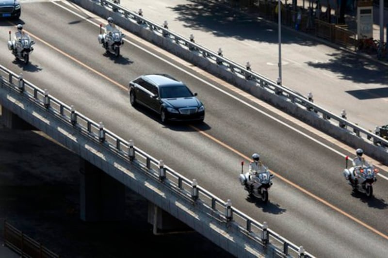 Cảnh sát Bắc Kinh hộ tống chiếc limousine được cho là đang chở nhà lãnh đạo Bắc Hàn Kim Jong Un. ảnh chụp ngày 19/6/2018.