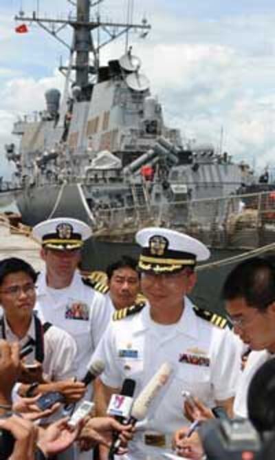 Trung tá hải quân Jeffrey Kim, Hạm trưởng Khu trục hạm USS John S. McCain trả lời giới truyền thông tại cảng Tiên Sa, thành phố Đà Nẵng, ngày 10 tháng 8 năm 2010. AFP PHOTO / HOANG DINH Nam