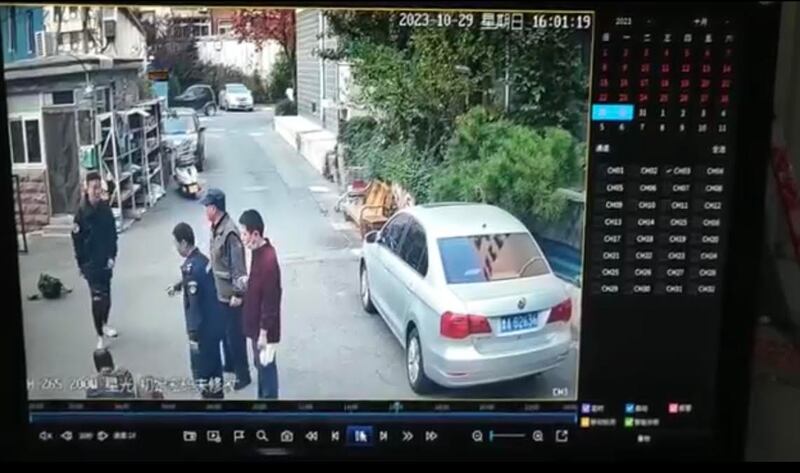 身分不明男子在小区院内把安然打倒在地。（古亭提供）