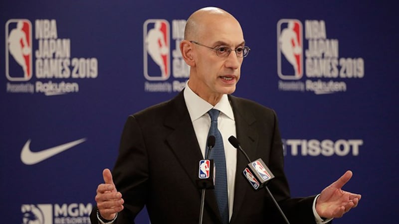 2019年10月8日，NBA总裁萧华（Adam Silver）在东京NBA季前篮球比赛前的新闻发布会上讲话。（美联社）