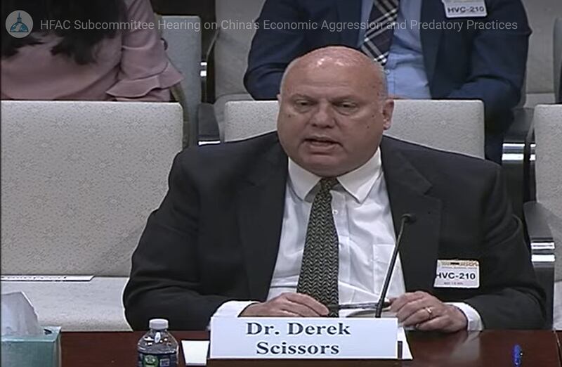 美国企业研究所（AAEI)高级研究员史剑道（Derek Scissors）在听证会上表示，要联合盟友遏制中国的掠夺性经济做法，美国首先需要弥补自身漏洞, 包括要提醒投资者投资中国公司的风险，并截断流向中国的大量资本。（听证会截图/HFAC）