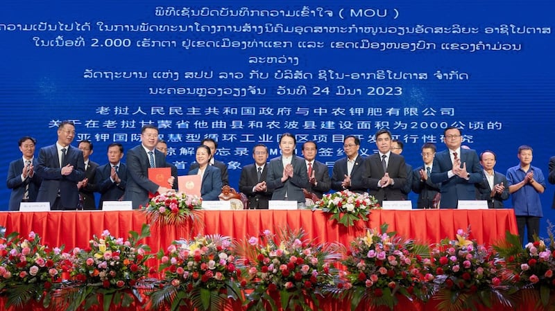 Officials with Sino-Agri International Potash Co., Ltd. and the Lao government sign a memorandum of understanding March 24, 2023, to build a smart eco-industrial city in Khammouane province. (Pathedlao)