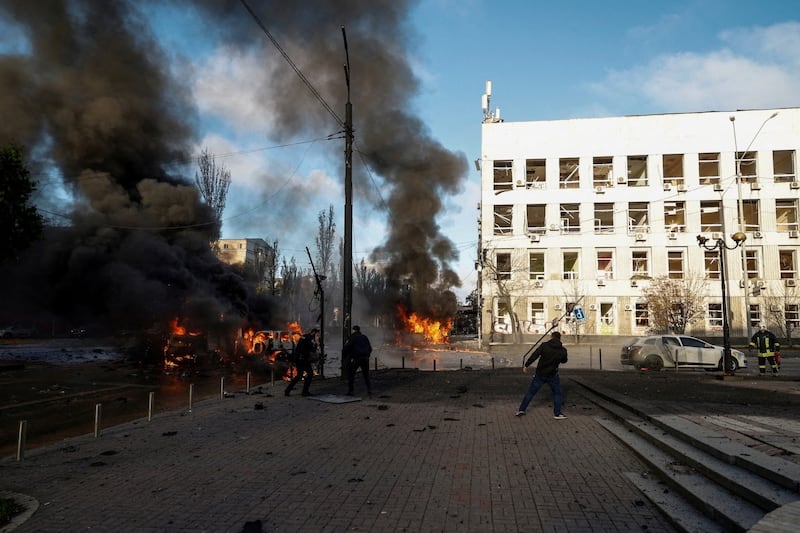 Cars burn after Russia launches a missile attack in Kyiv, Oct. 10, 2022. Photo: Reuters