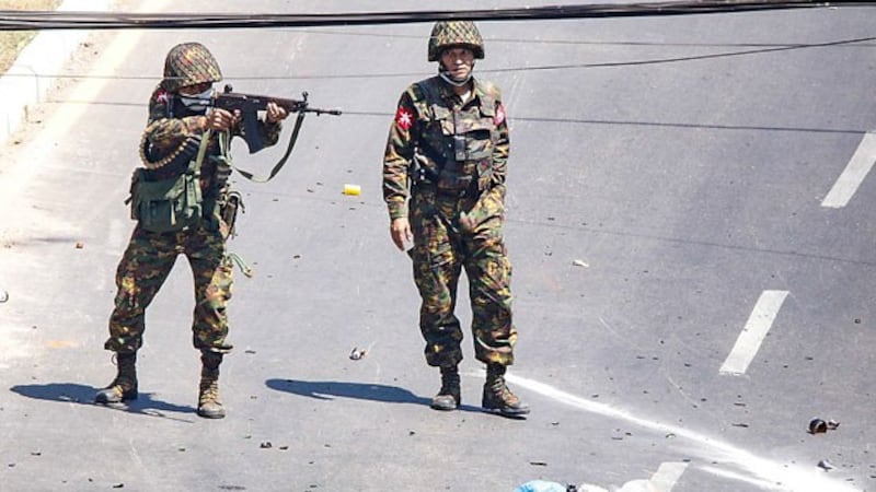 myanmar-soldier-protesters-sanchaung-yangon-mar2-2021.jpg