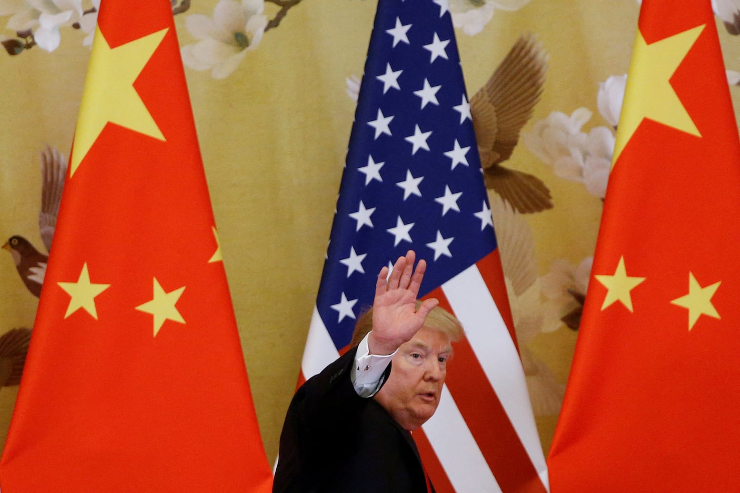 El presidente estadounidense, Donald Trump, saluda durante declaraciones conjuntas con el presidente chino, Xi Jinping, en el Gran Salón del Pueblo en Beijing, China. (Reuters/Thomas Peter)