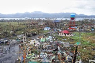 Nhà cửa bị phá hủy bởi những cơn gió mạnh do bão Haiyan tại Tacloban, đông đảo Leyte vào ngày 09 tháng 11 năm 2013.AFP