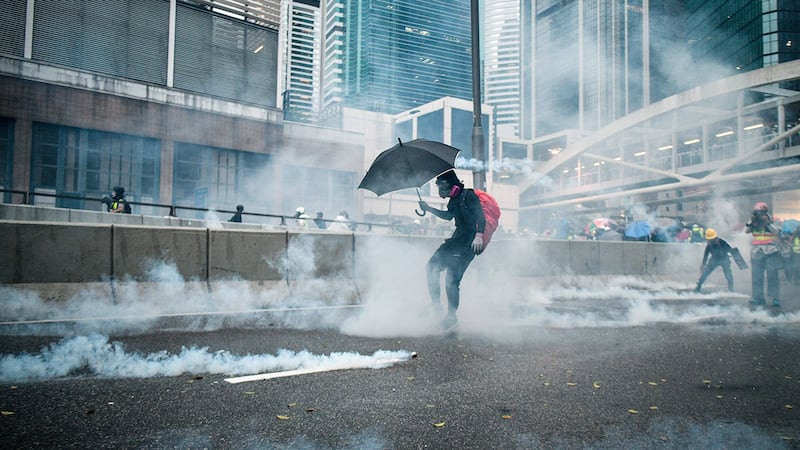 香港的反修例风波已持续接近半年。在这段期间，香港防暴警察在人口密集地区先后施放数以千枚的催泪弹，有医学界人士早已警告，催泪弹产生的二恶英对人体和环境会造成永久伤害。（法新社）