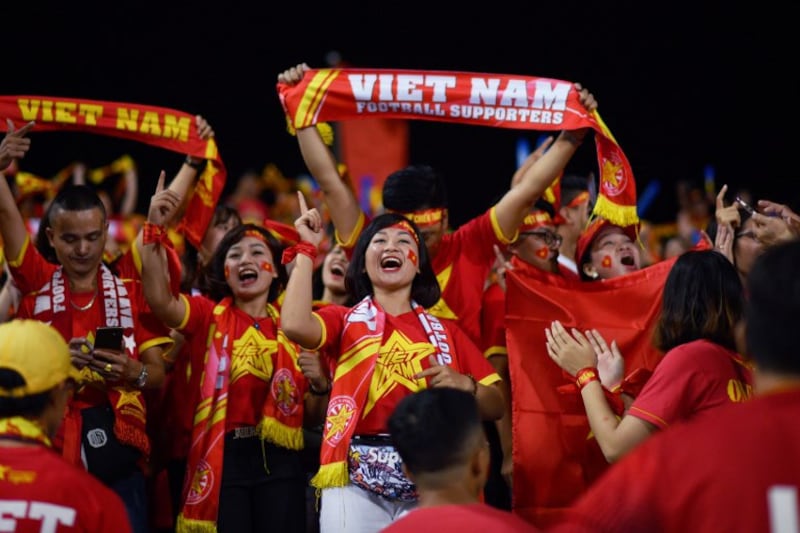 Cổ động viên Việt Nam cổ vũ trước trận bán kết lượt về của AFF Suzuki Cup 2018 giữa Việt Nam và Philippines tại sân vận động Mỹ Đình ở Hà Nội vào ngày 6 tháng 12 năm 2018.