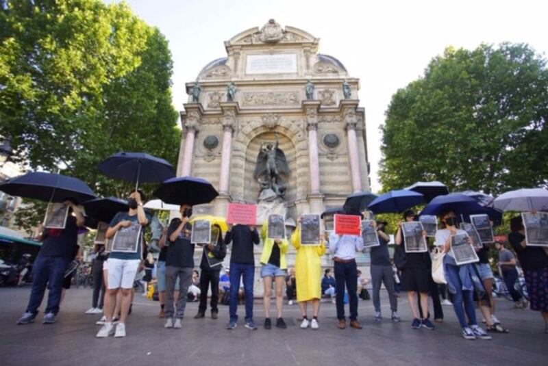 法国的香港侨民以快闪行动呼应今年的主题“撤回恶法，林郑下台”。（蔡凌摄影）