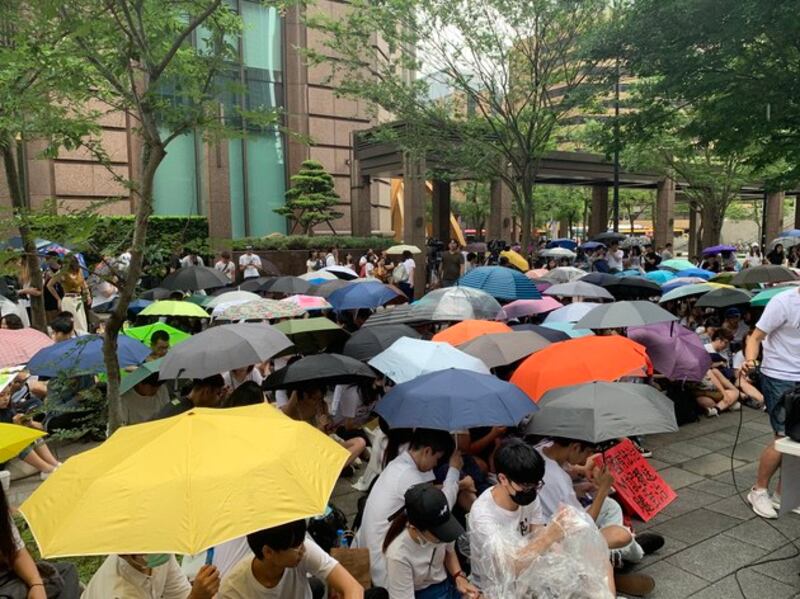 2019年6月12日，在台湾的近两百名香港学生在台北的香港经贸办事处前发起罢课行动。参与罢课的学生不畏风雨撑伞撑香港。(记者 黄春梅摄)