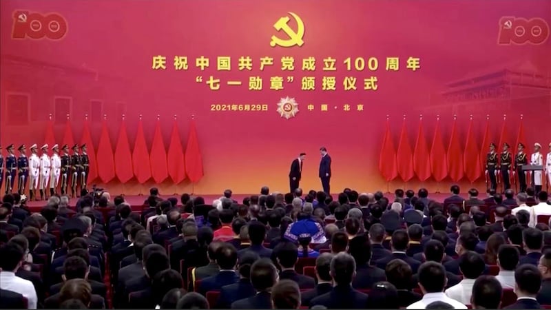 习近平以“我将无我、不负人民”勉励获勋党员。（路透社）