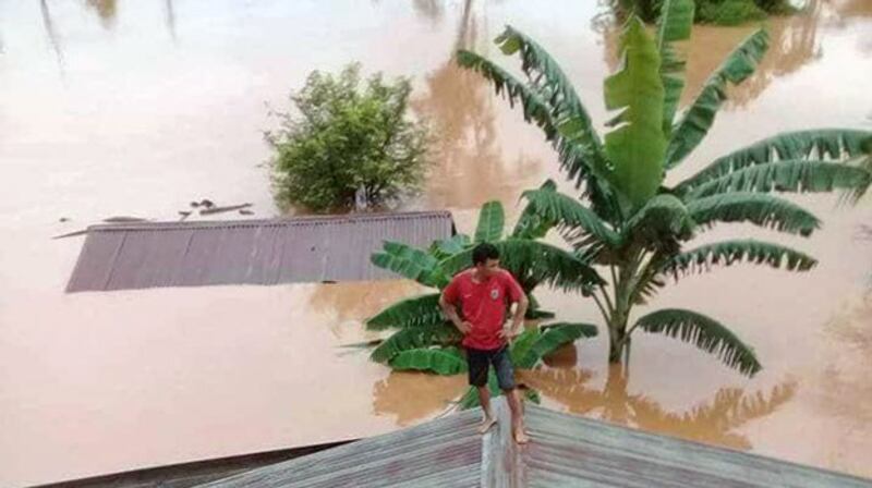 laos-man-roof-flood-sanamxay-district-attapeu-jul23-2018.jpg