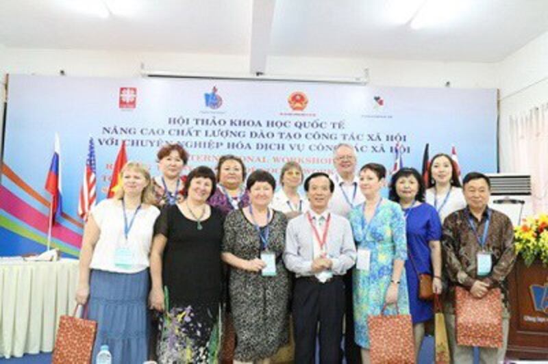 Các đại biểu tham dự Hội thảo khoa học quốc tế “Nâng cao chất lượng đào tạo, chuyên nghiệp hóa dịch vụ công tác xã hội”. Courtesy molisa.gov.vn