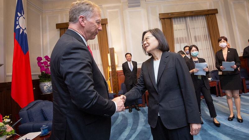 2023年7月4日，蔡英文总统接见美国联邦众议院“共和党研究委员会”（RSC）主席赫恩（Kevin Hern, R-OK）率领的6位众议员访团。（路透社）